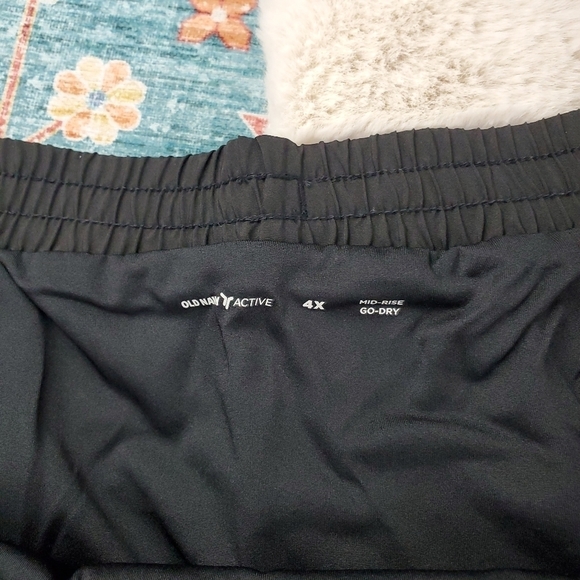 Old Navy Mid-Rise Dolphin-Hem Run Shorts for Women BlackJack 4X - Picture 7 of 11